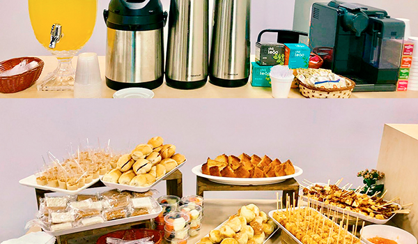 Coffee break corporativo com variedade de itens, louças e montagem inclusa para empresa