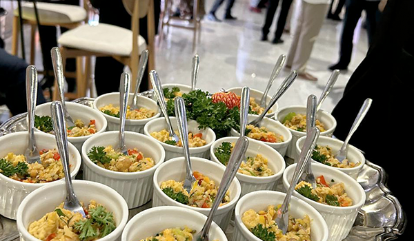 Buffet corporativo com pratos quentes, saladas e sobremesas para almoço empresarial
