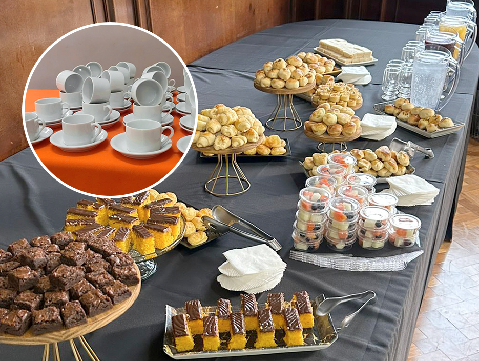 Mesa de catering corporativo com buffet completo para evento empresarial em São Paulo